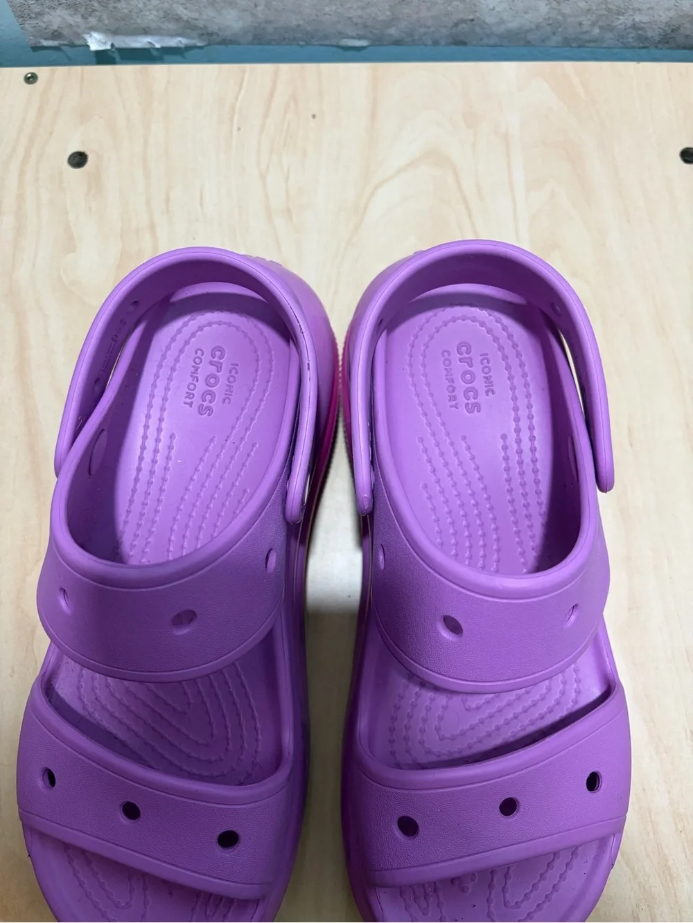 Crocs Women's Mega Crush Sandal size 7